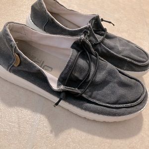 Hey Dude UGC Wendy Chambray Size 7